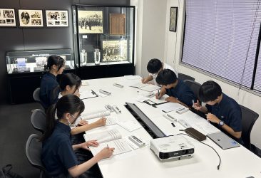東京都立南多摩中等教育学校（八王子）の2学年生徒さん6名が校外学習の一環で当社を訪れ、万年筆について学ばれました。